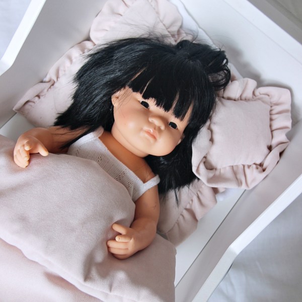 883 Sada posteľnej bielizne pre bábiky Cotton & Sweets je krásnym návrhom pre plyšového medvedíka alebo bábiku.