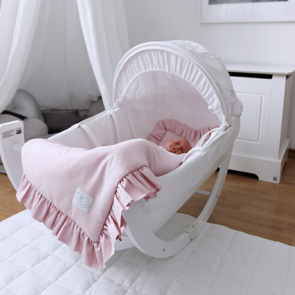 IMG 4943 Krásne plnené obliečky s volánikmi sú zárukou dobrého spánku dieťaťa.