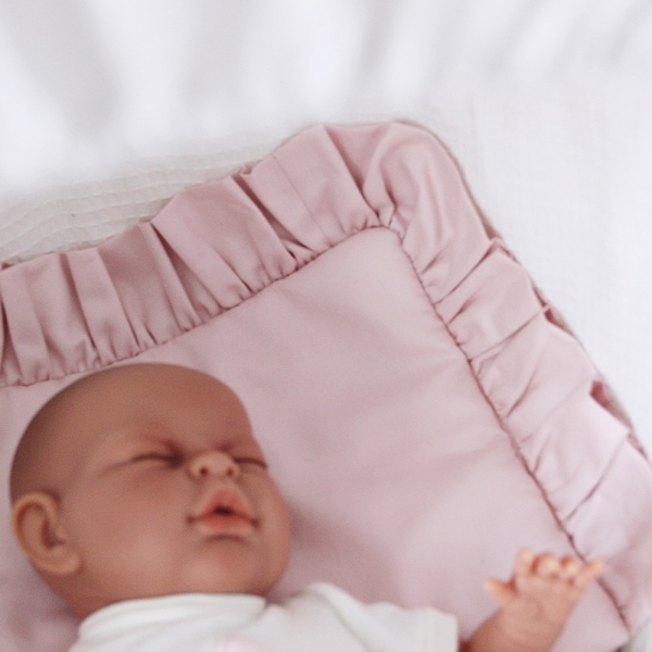 IMG 4956 Krásne plnené obliečky s volánikmi sú zárukou dobrého spánku dieťaťa.
