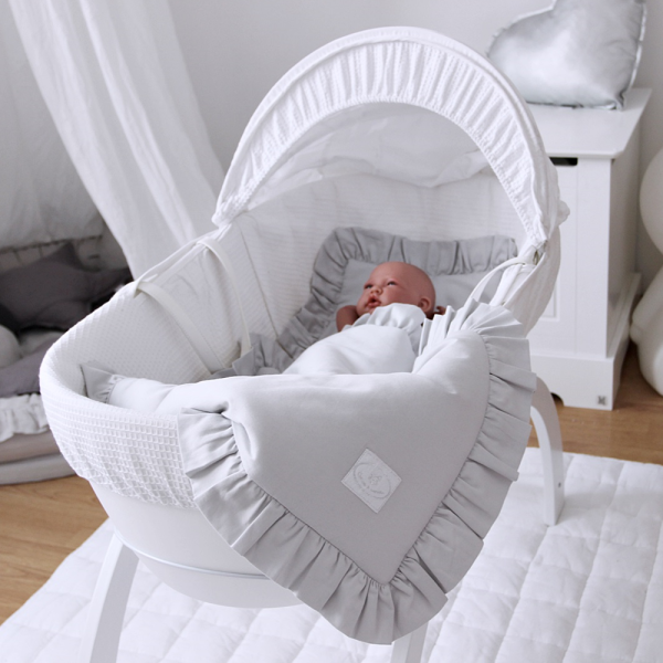 IMG 4957 Krásne plnené obliečky s volánikmi sú zárukou dobrého spánku dieťaťa.