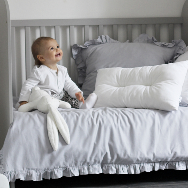 IMG 9504 Nádherne mäkké obliečky s rozkošným volánom prinesú tie najkrajšie sny a bezpečný spánok vášho dieťaťa.