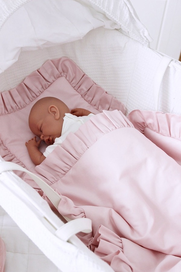 postelna nw ruzova dadaboom sk Krásne plnené obliečky s volánikmi sú zárukou dobrého spánku dieťaťa.
