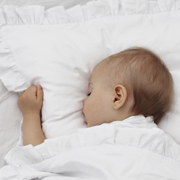 white2 Krásne plnené obliečky s volánikmi sú zárukou dobrého spánku dieťaťa.
