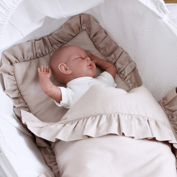 IMG 4933 Krásne plnené obliečky s volánikmi sú zárukou dobrého spánku dieťaťa.