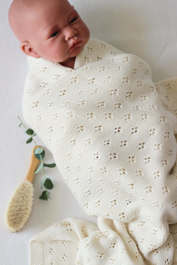 IMG 7697 Bambusová deka ideálne pre detskú postieľku, kočík alebo autosedačku. Je to tiež ideálny darček pre budúcich rodičov. Vďaka svojim vlastnostiam je úplne bezpečná pre jemnú pokožku novorodenca od prvého dňa života.