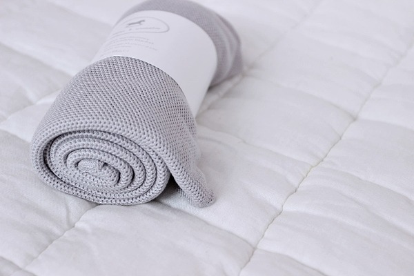 deka siva 4 dadaboom sk Celoročná, mäkká a priedušná deka v minimalistickom štýle. Tkané výlučne z certifikovanej bambusovej priadze s prídavkom bavlny