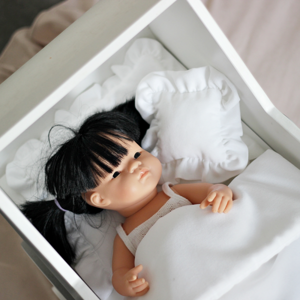 879 Sada posteľnej bielizne pre bábiky Cotton & Sweets je krásnym návrhom pre plyšového medvedíka alebo bábiku.