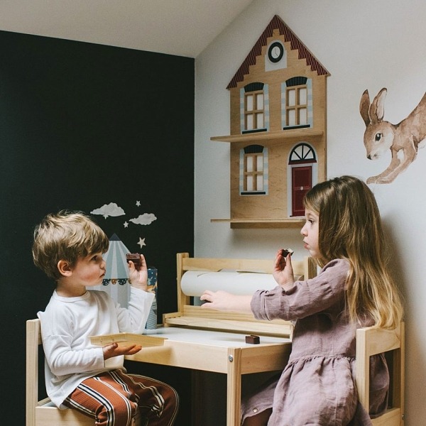 Dekornik policka domcek holandsko 2 dadaboom sk <strong>Polička v tvare domu</strong> ako stvorená do detskej izby na rôzne drobnosti.