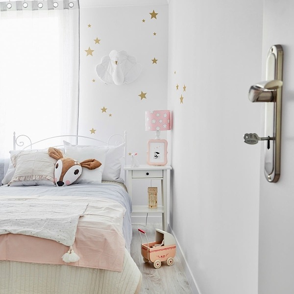 Dekornik nalepka hviezdy zlate 3 dadaboom sk <strong>Detské samolepky na stenu</strong>, nábytok, sklo, dvere, zrkadlo či okno sú ideálnym riešením na skrášlenie detskej izby.