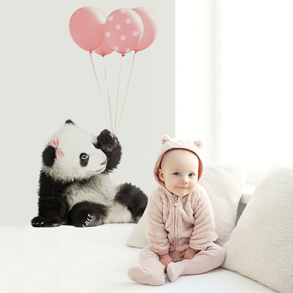 Dekornik nalepka pink panda dadaboom sk <strong>Samolepka</strong> panda vyzerá najlepšie, ak je umiestnená nad kolískou alebo posteľou. Osvetlí celý kútik na spanie a ak je to prvá vec, ktorú vaše dieťa ráno uvidí … deň musí byť úžasný.