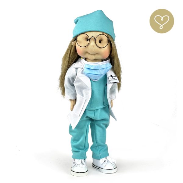 Mrs. Doctor Agnes 1 Pozývame Vás do nášho rozprávkového sveta bábik, kde sa každý môže cítiť ako dieťa. Lekárka Alexandra dá medvedíkovi injekciu, zmeria teplotu, pomôže mu vypiť zlý sirup. Bude ho sprevádzať pri každej hre v nemocnici alebo u lekára, pretože ho nemôže vydesiť žiadna choroba!
