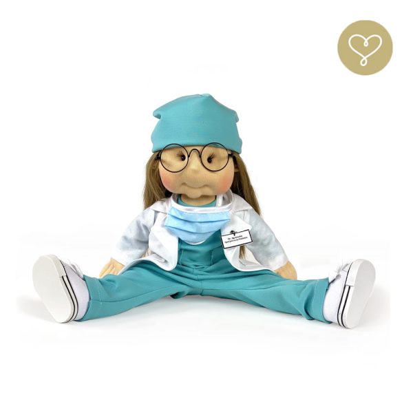 Mrs. Doctor Agnes 2 Pozývame Vás do nášho rozprávkového sveta bábik, kde sa každý môže cítiť ako dieťa. Lekárka Alexandra dá medvedíkovi injekciu, zmeria teplotu, pomôže mu vypiť zlý sirup. Bude ho sprevádzať pri každej hre v nemocnici alebo u lekára, pretože ho nemôže vydesiť žiadna choroba!