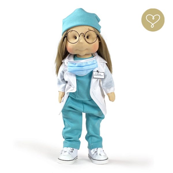 Mrs. Doctor Agnes Pozývame Vás do nášho rozprávkového sveta bábik, kde sa každý môže cítiť ako dieťa. Lekárka Alexandra dá medvedíkovi injekciu, zmeria teplotu, pomôže mu vypiť zlý sirup. Bude ho sprevádzať pri každej hre v nemocnici alebo u lekára, pretože ho nemôže vydesiť žiadna choroba!