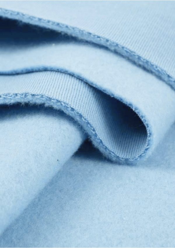 bluza z kapturem baby blue ilm scaled <strong>Hľadáte štýlový a pohodlný outfit?</strong> Kvalitnú a nadčasovú mikinu sa rozhodne v šatníku mať oplatí.