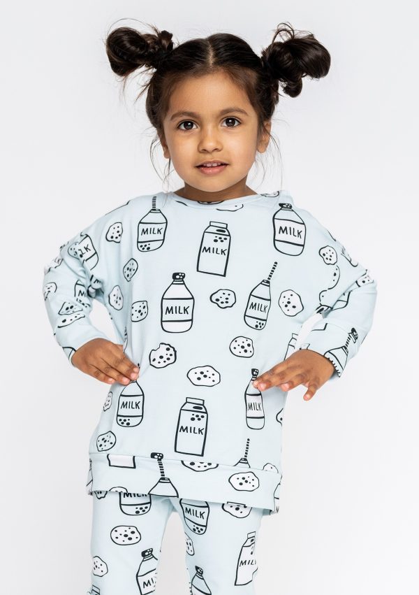 mikina milk dadaboom1 scaled <strong>Milujeme deti a milujeme módu</strong>. Aj naše najmenšie ratolesti sa chcú páčiť a mať vlastný štýl pohodlného oblečenia.