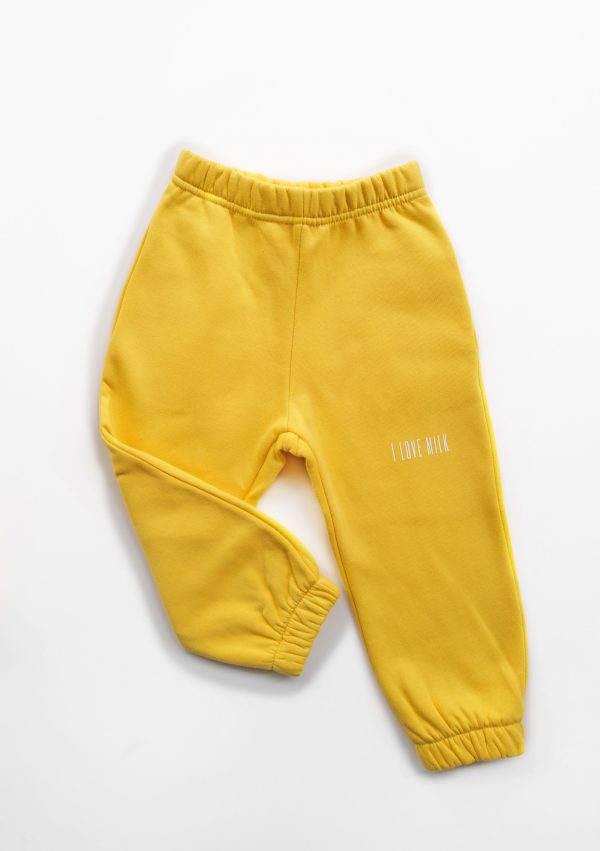 pure spodnie dzieciece sunny yellow 1 scaled U nás nájdete <strong>detské oblečenie</strong>, ktoré vášmu dieťatku umožní byť samým sebou. Pohodlné detské outfity, ktoré budú vaše deti milovať.