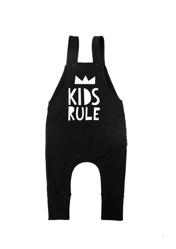 teplaky traky cierna rule dadaboom scaled U nás nájdete <strong>detské oblečenie</strong>, ktoré vášmu dieťatku umožní byť samým sebou. Pohodlné detské outfity, ktoré budú vaše deti milovať.