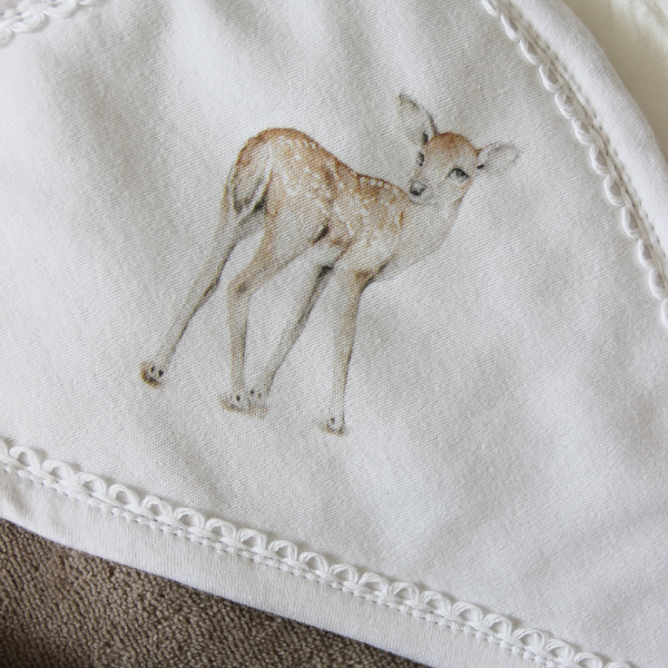 4345 Bavlnená osuška s kapucňou z obojstranného bavlneného froté je mimoriadne príjemná pre jemnú pokožku novorodenca.