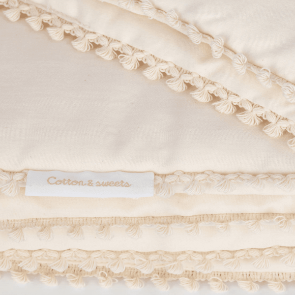 5015 Krásna detská posteľná bielizeň zo saténovej bavlny zakončená jemnou čipkou doprajú vášmu dieťaťu tie najkrajšie sny.