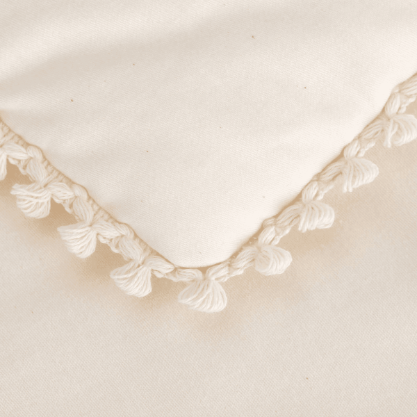 5018 Krásna detská posteľná bielizeň zo saténovej bavlny zakončená jemnou čipkou doprajú vášmu dieťaťu tie najkrajšie sny.