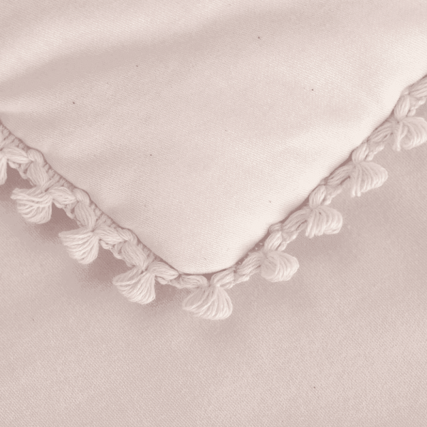 5079 Krásna detská posteľná bielizeň zo saténovej bavlny zakončená jemnou čipkou doprajú vášmu dieťaťu tie najkrajšie sny.