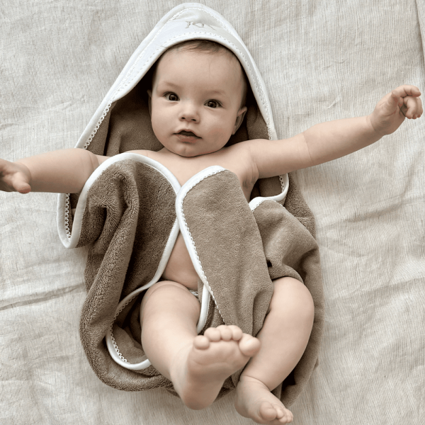 5937 Bavlnená osuška s kapucňou z obojstranného bavlneného froté je mimoriadne príjemná pre jemnú pokožku novorodenca.