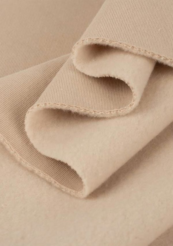 bluza z kapturem warm sand ilm 5 scaled <strong>Hľadáte štýlový a pohodlný outfit?</strong> Kvalitnú a nadčasovú mikinu sa rozhodne v šatníku mať oplatí.