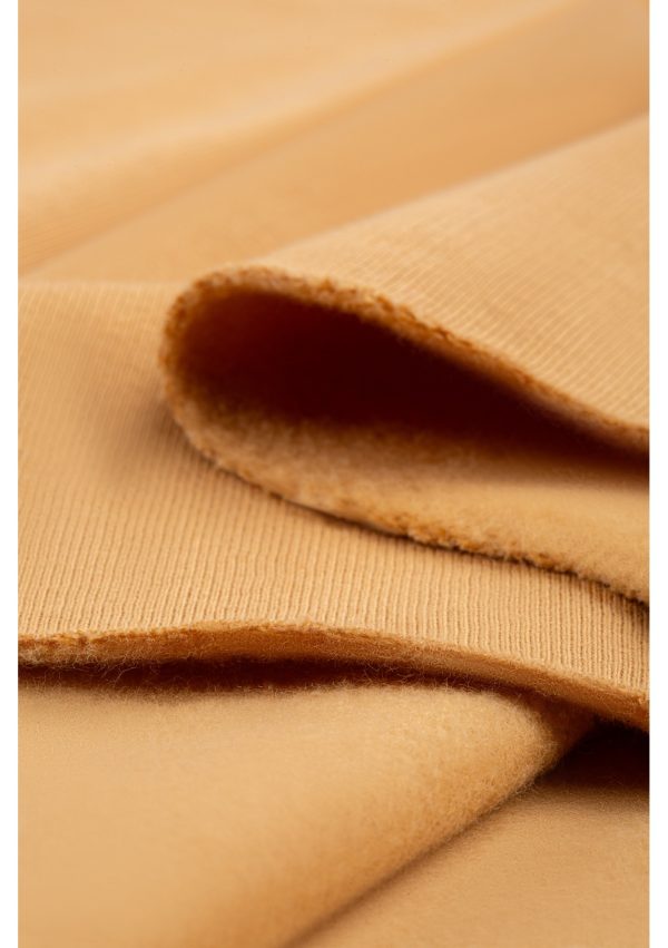 pure bluza z kapturem amber yellow 6 scaled <strong>Hľadáte štýlový a pohodlný outfit?</strong> Kvalitnú a nadčasovú mikinu sa rozhodne v šatníku mať oplatí.