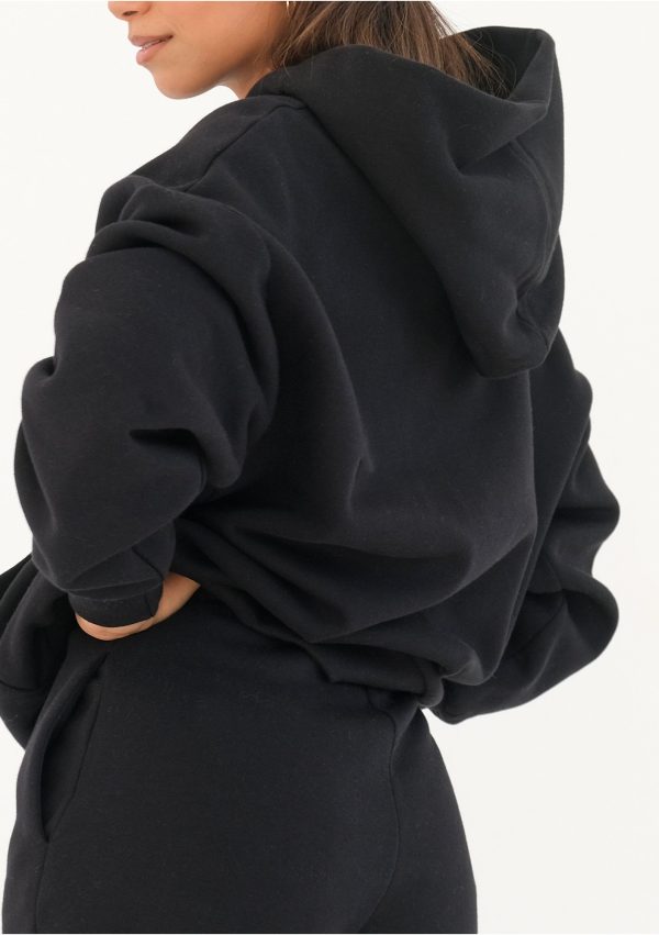 pure bluza z kapturem black 1 scaled <strong>Hľadáte štýlový a pohodlný outfit?</strong> Kvalitnú a nadčasovú mikinu sa rozhodne v šatníku mať oplatí.