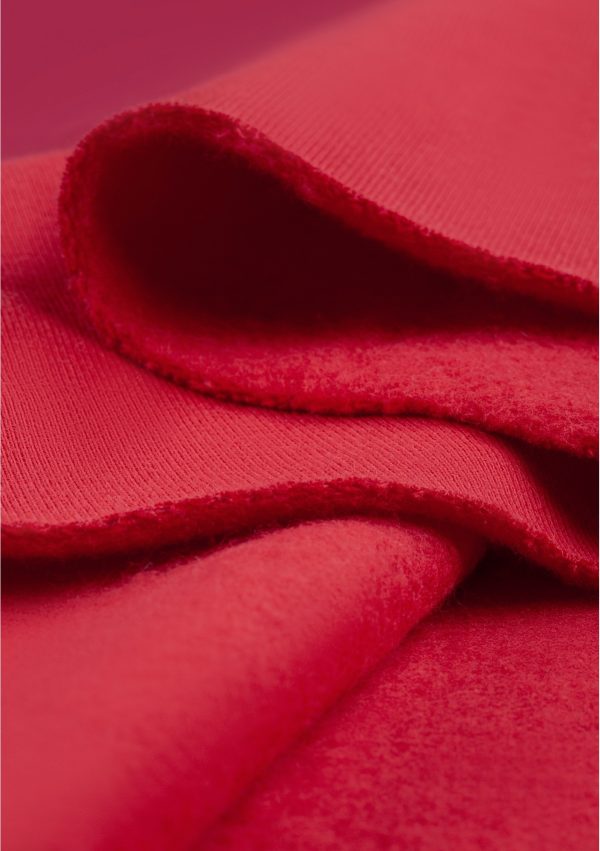 pure bluza z kapturem cherry red 5 scaled <strong>Hľadáte štýlový a pohodlný outfit?</strong> Kvalitnú a nadčasovú mikinu sa rozhodne v šatníku mať oplatí.