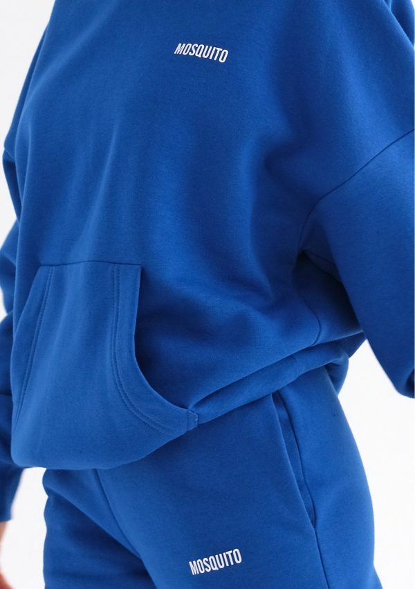pure bluza z kapturem cobalt blue 4 scaled <strong>Hľadáte štýlový a pohodlný outfit?</strong> Kvalitnú a nadčasovú mikinu sa rozhodne v šatníku mať oplatí.