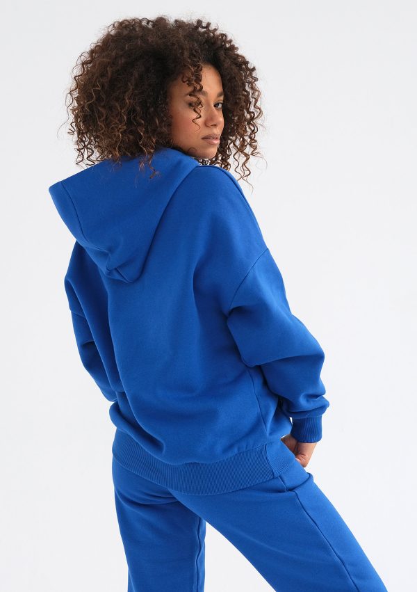 pure bluza z kapturem cobalt blue 6 scaled <strong>Hľadáte štýlový a pohodlný outfit?</strong> Kvalitnú a nadčasovú mikinu sa rozhodne v šatníku mať oplatí.