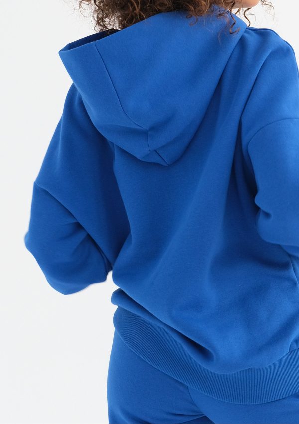 pure bluza z kapturem cobalt blue 7 scaled <strong>Hľadáte štýlový a pohodlný outfit?</strong> Kvalitnú a nadčasovú mikinu sa rozhodne v šatníku mať oplatí.