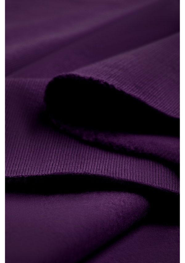 pure bluza z kapturem deep purple 3 scaled <strong>Hľadáte štýlový a pohodlný outfit?</strong> Kvalitnú a nadčasovú mikinu sa rozhodne v šatníku mať oplatí.