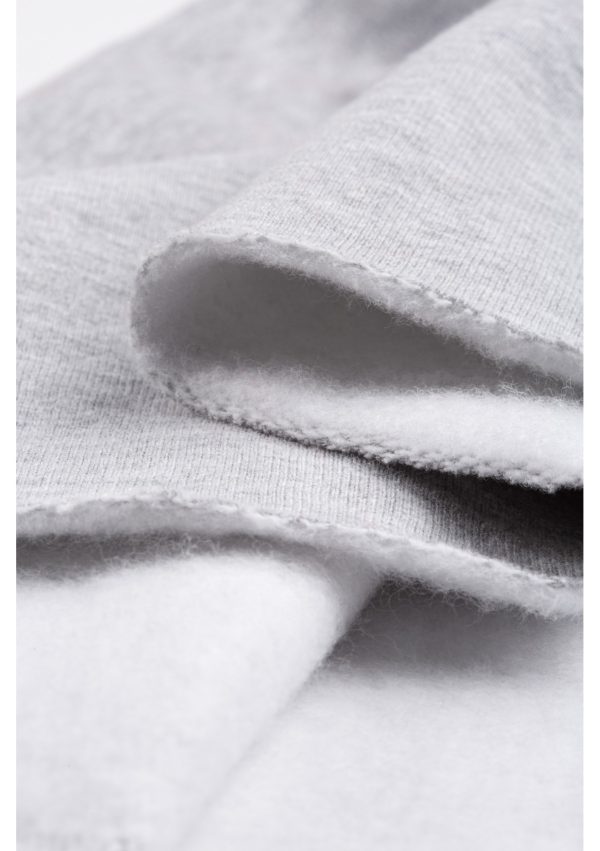 pure bluza z kapturem grey melange 7 scaled <strong>Hľadáte štýlový a pohodlný outfit?</strong> Kvalitnú a nadčasovú mikinu sa rozhodne v šatníku mať oplatí.