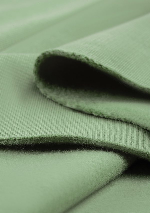 pure bluza z kapturem olive 11 scaled <strong>Hľadáte štýlový a pohodlný outfit?</strong> Kvalitnú a nadčasovú mikinu sa rozhodne v šatníku mať oplatí.