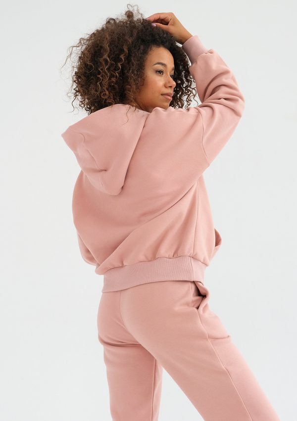 pure bluza z kapturem powder pink 3 scaled <strong>Hľadáte štýlový a pohodlný outfit?</strong> Kvalitnú a nadčasovú mikinu sa rozhodne v šatníku mať oplatí.