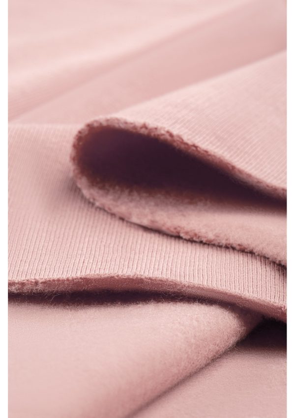 pure bluza z kapturem powder pink 6 scaled <strong>Hľadáte štýlový a pohodlný outfit?</strong> Kvalitnú a nadčasovú mikinu sa rozhodne v šatníku mať oplatí.