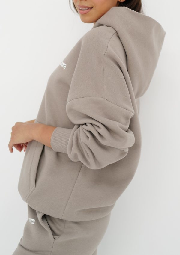 pure bluza z kapturem simply taupe 4 scaled <strong>Hľadáte štýlový a pohodlný outfit?</strong> Kvalitnú a nadčasovú mikinu sa rozhodne v šatníku mať oplatí.
