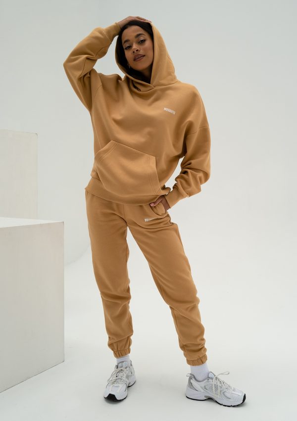 pure spodnie dresowe amber yellow 1 scaled <strong>Hľadáte štýlový a pohodlný outfit?</strong> Kvalitné a nadčasové tepláky sa rozhodne v šatníku mať oplatí.