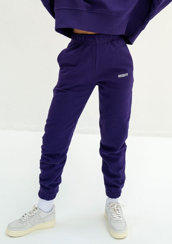 pure spodnie dresowe deep purple 1 scaled <strong>Hľadáte štýlový a pohodlný outfit?</strong> Kvalitné a nadčasové tepláky sa rozhodne v šatníku mať oplatí.