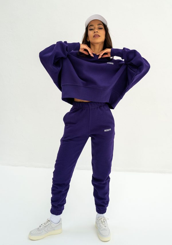 pure spodnie dresowe deep purple 4 scaled <strong>Hľadáte štýlový a pohodlný outfit?</strong> Kvalitné a nadčasové tepláky sa rozhodne v šatníku mať oplatí.