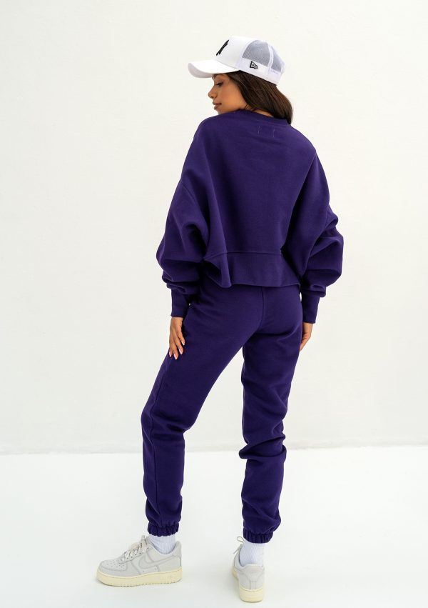 pure spodnie dresowe deep purple 5 scaled <strong>Hľadáte štýlový a pohodlný outfit?</strong> Kvalitné a nadčasové tepláky sa rozhodne v šatníku mať oplatí.