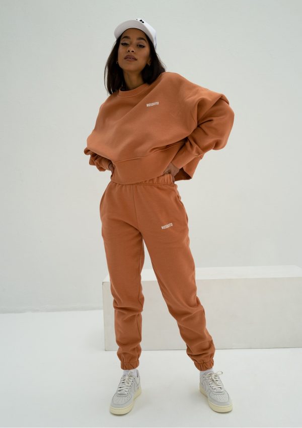 pure spodnie dresowe dusty orange 11 scaled <strong>Hľadáte štýlový a pohodlný outfit?</strong> Kvalitné a nadčasové tepláky sa rozhodne v šatníku mať oplatí.