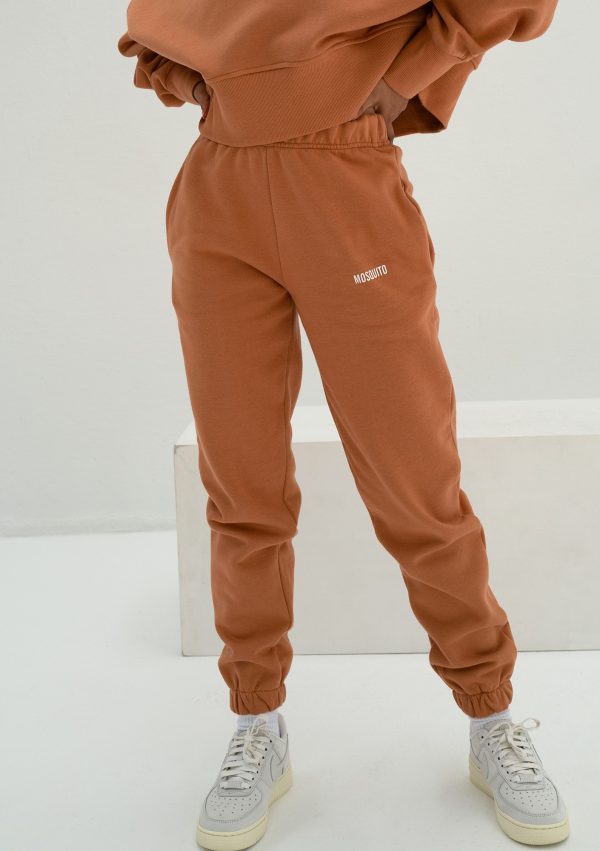 pure spodnie dresowe dusty orange 2 scaled <strong>Hľadáte štýlový a pohodlný outfit?</strong> Kvalitné a nadčasové tepláky sa rozhodne v šatníku mať oplatí.
