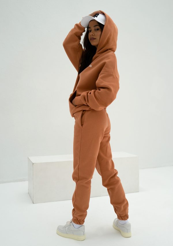 pure spodnie dresowe dusty orange 5 scaled <strong>Hľadáte štýlový a pohodlný outfit?</strong> Kvalitné a nadčasové tepláky sa rozhodne v šatníku mať oplatí.