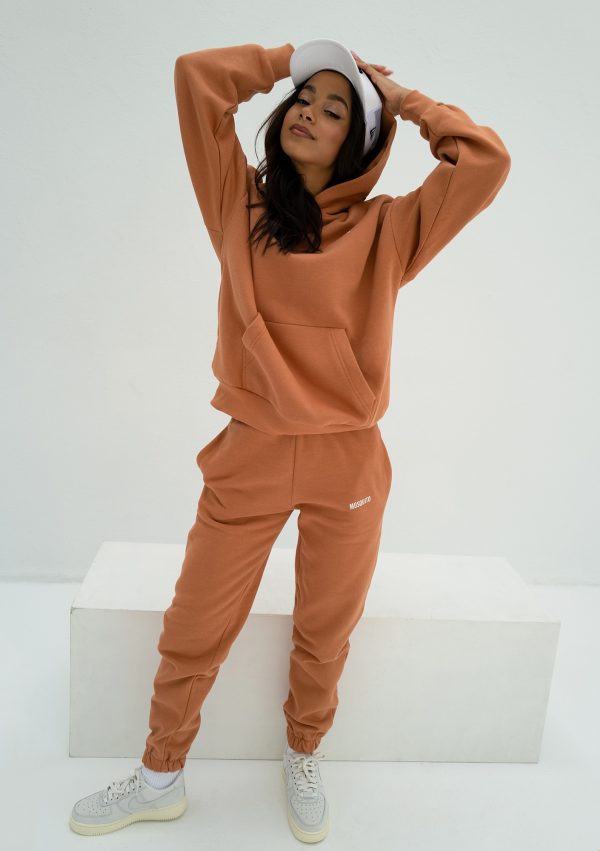pure spodnie dresowe dusty orange 6 scaled <strong>Hľadáte štýlový a pohodlný outfit?</strong> Kvalitné a nadčasové tepláky sa rozhodne v šatníku mať oplatí.