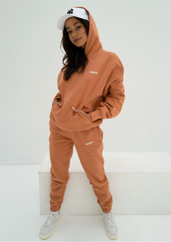 pure spodnie dresowe dusty orange 7 scaled <strong>Hľadáte štýlový a pohodlný outfit?</strong> Kvalitné a nadčasové tepláky sa rozhodne v šatníku mať oplatí.