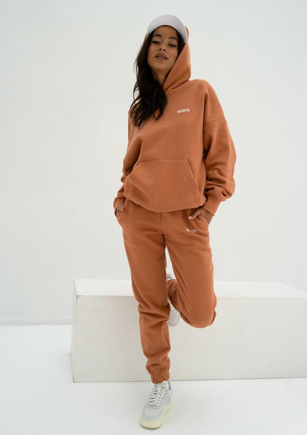 pure spodnie dresowe dusty orange 8 scaled <strong>Hľadáte štýlový a pohodlný outfit?</strong> Kvalitné a nadčasové tepláky sa rozhodne v šatníku mať oplatí.