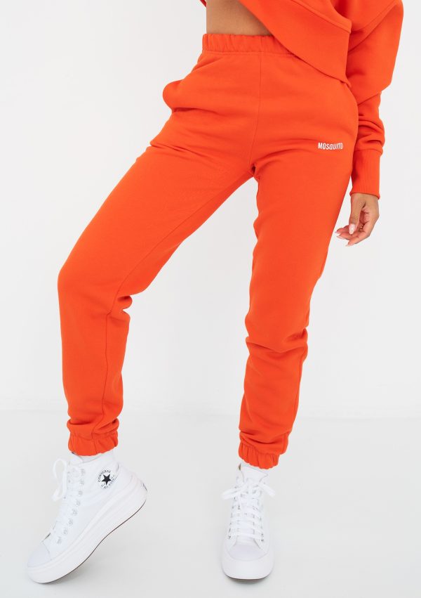 pure spodnie dresowe fiesta orange 2 scaled <strong>Hľadáte štýlový a pohodlný outfit?</strong> Kvalitné a nadčasové tepláky sa rozhodne v šatníku mať oplatí.